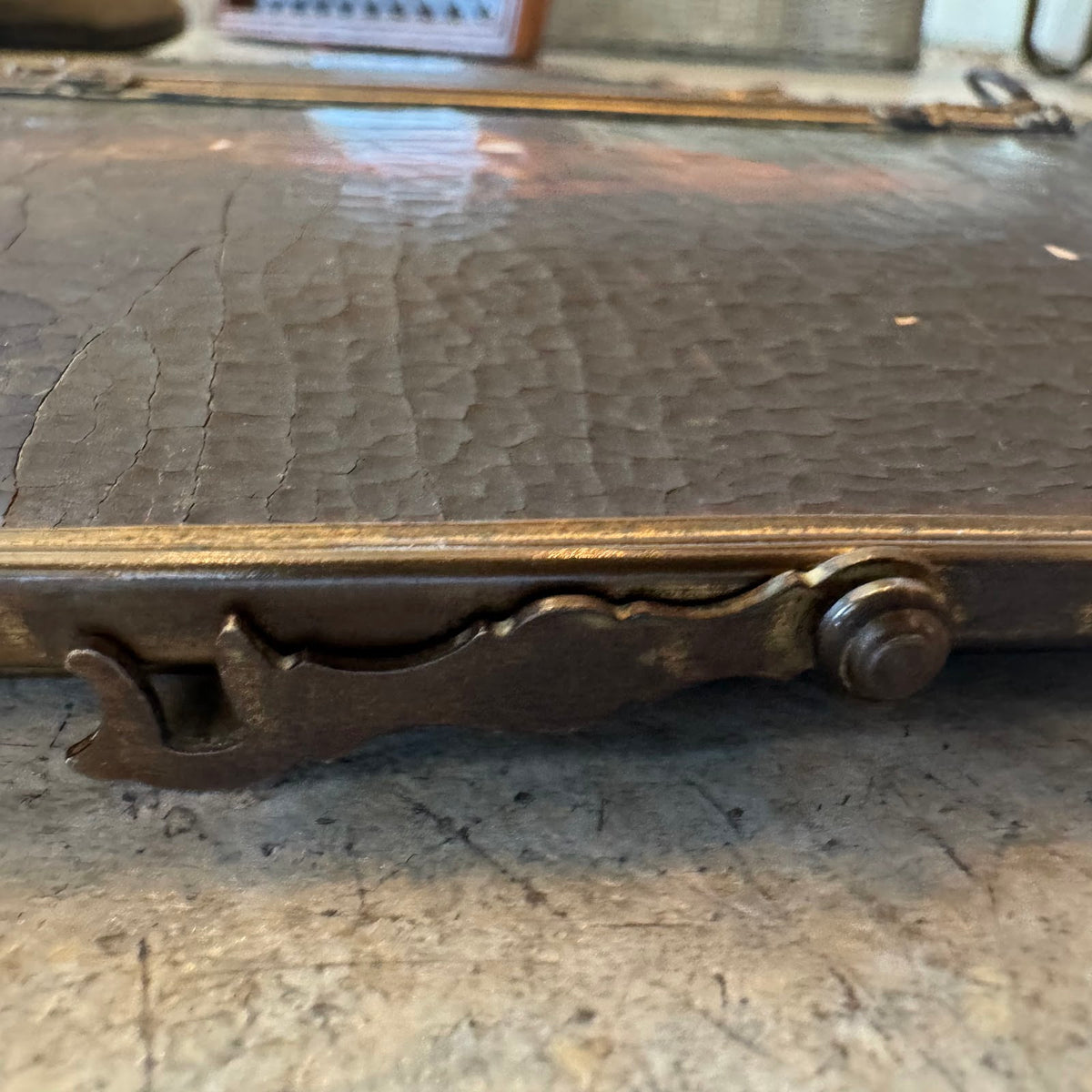Edge detail with hinge and foot