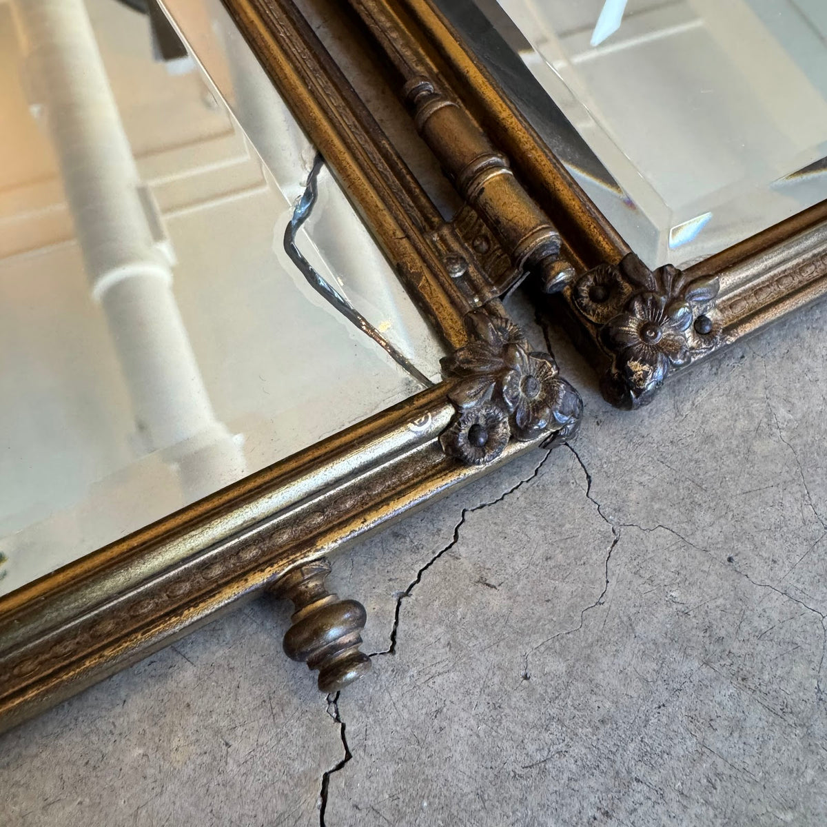 Frame corner, floral rosette and turned foot